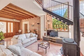 Smart TV, fireplace, stereo