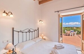 4 chambres, coffres-forts dans les chambres, bureau