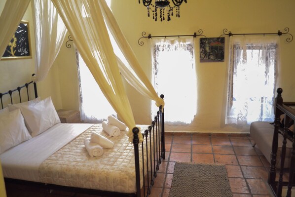 Escritorio y espacio para trabajar con laptop 