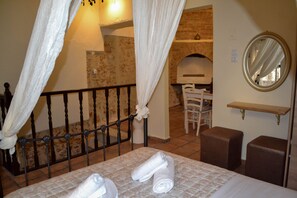 Studio (1st Floor) | Desk, laptop workspace, soundproofing, iron/ironing board - Yro Studios (Chania)