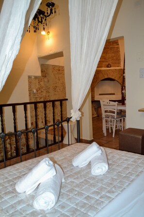 Escritorio y espacio para trabajar con laptop 