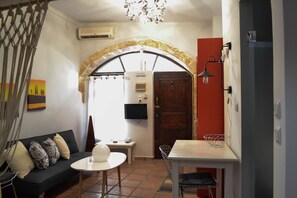 Studio, Ground Floor | Living area - Yro Studios (Chania)