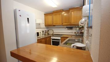 Een koelkast, een oven, een vaatwasser, een koffiezetapparaat/waterkoker