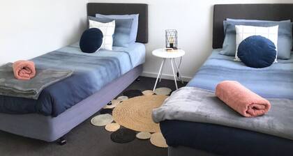 Warilla · Beach Retreat - Bright and Airy Townhouse