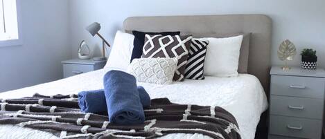 3 dormitorios, escritorio, tabla de planchar con plancha y wifi gratis