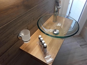 Doccia, asciugacapelli, asciugamani, sapone