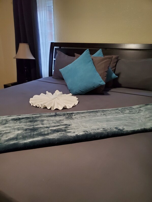 2 soverom, skrivebord, strykejern/-brett og wi-fi (inkludert)