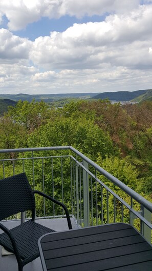 A balcony with a view of a forested landscape and distant hills. - Friedrichs Ferienwohnungen (Waldeck)
