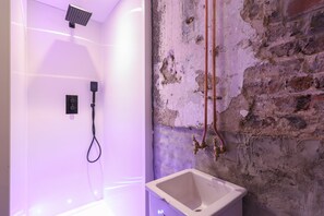 Bathroom shower - StayHere 10 (Leeds)