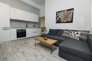 Appartement Familial | Coin séjour | TV connectée de 43 pouces avec chaînes par câble, télévision