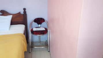 Escritorio, cortinas blackout, wifi gratis y ropa de cama