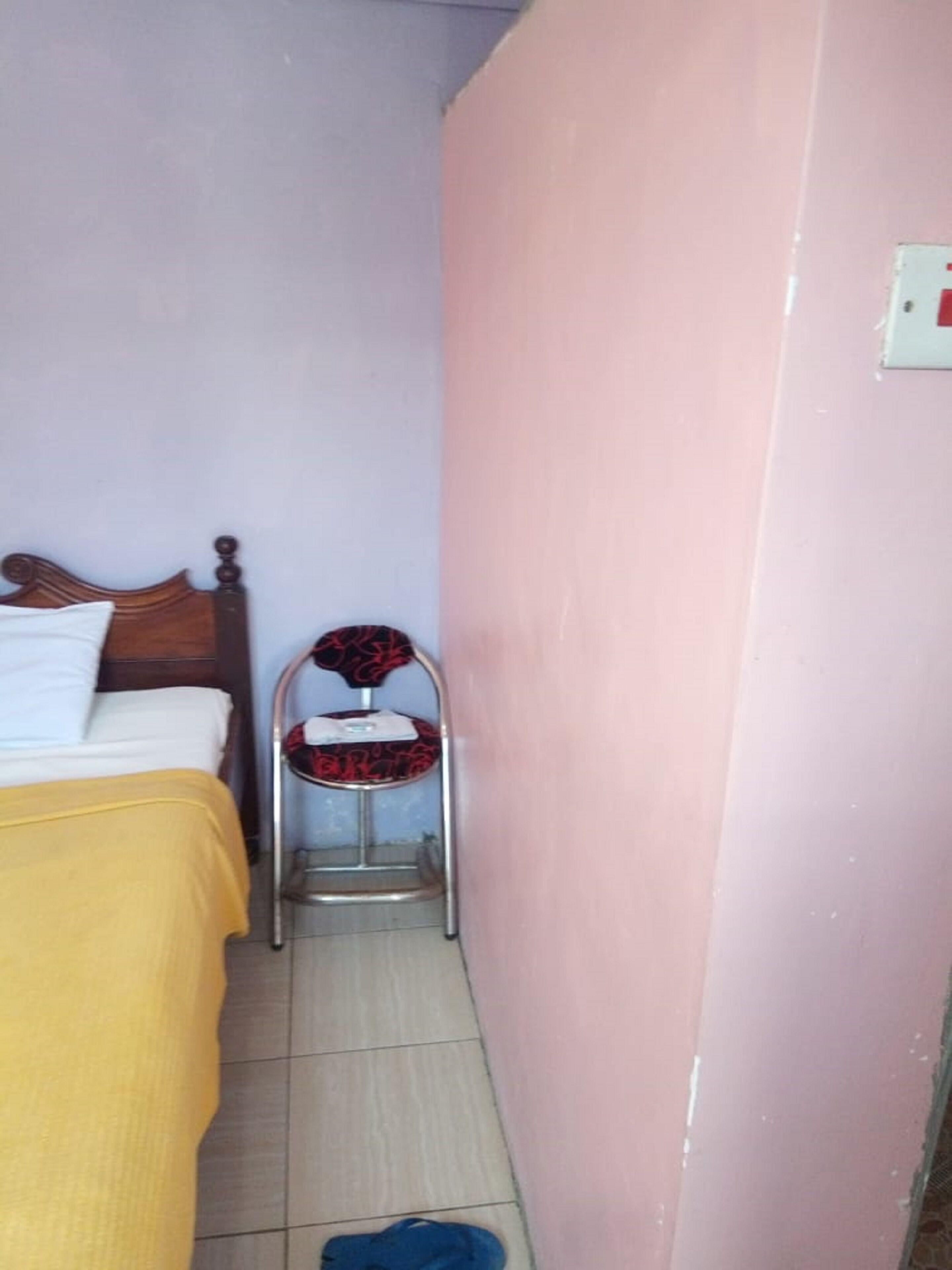 Escrivaninha, cortinas blackout, Wi-Fi de cortesia, roupa de cama