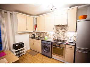 Full-sized fridge, oven, stovetop, toaster