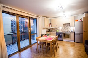 Lejlighed (2 Bedrooms) | Privat køkken | Køleskab/fryser i fuld størrelse, ovn, kogeplade, brødrister