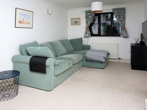House (2 Bedrooms) | Living area | 40-inch TV with digital channels, books - Lovely 2BR Home in Historic Old Headington nr. JR (Oxford)