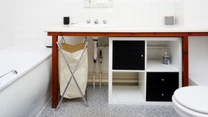 Rumah (2 Bedrooms) | Kamar mandi | Pengering rambut dan handuk