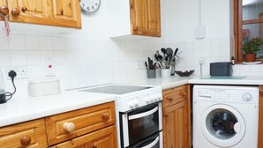 Rumah (2 Bedrooms) | Dapur pribadi | Lemari es, microwave, oven, dan kompor
