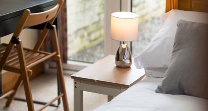 Spacious Victorian 4 bed House Near Heath Hospital