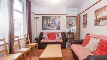 House (4 Bedrooms) | Living room | TV