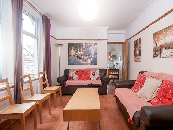 House (4 Bedrooms) | Living room | TV