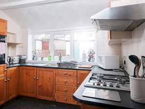 House (4 Bedrooms) | Private kitchen | Oven, cookware/dishes/utensils