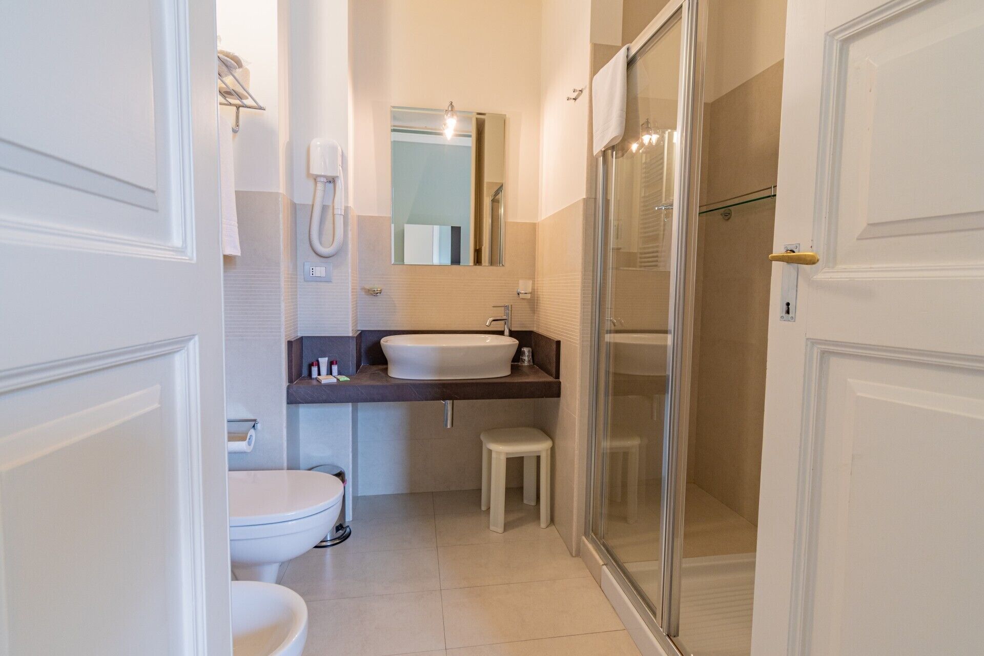 Un baño moderno con inodoro, lavabo y ducha.
