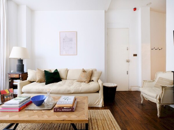 Departamento (1 Bedroom) | Sala de estar | Televisión de 40 pulgadas con canales vía satélite 