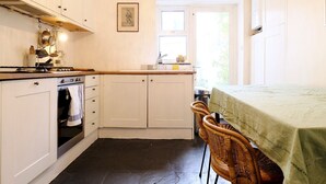 Apartment (1 Bedroom) | Private kitchen - Bright and Modern One Bed in Central London (London)