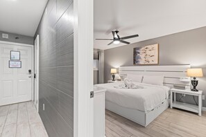 Condo, 1 giường cỡ king và sofa giường (The Summit 1217) | 1 phòng ngủ, bàn ủi/dụng cụ ủi quần áo, bộ trải giường 