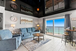 Condo, 1 giường cỡ king và sofa giường (The Summit 1217) | Khu phòng khách | TV màn hình phẳng 