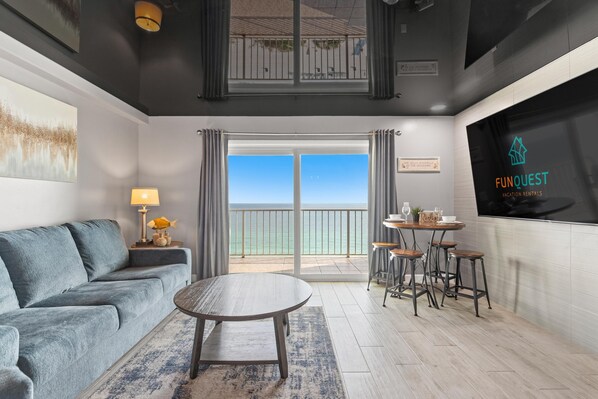 Leilighet, 1 kingsize-seng med sovesofa (The Summit 1217) | Oppholdsområde | Flatskjerm-TV