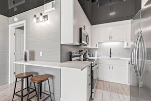 Condo, 1 giường cỡ king và sofa giường (The Summit 1217) | Bếp riêng | Tủ lạnh, lò nướng, lò nướng bánh mì
