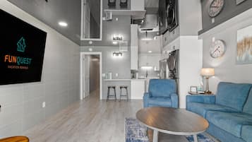 Leilighet, 1 kingsize-seng med sovesofa (The Summit 1217) | Oppholdsområde | Flatskjerm-TV