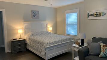 Tabla de planchar con plancha, wifi y ropa de cama