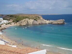 Playa en los alrededores y camastros 