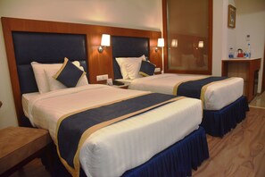 Habitación empresarial con 2 camas individuales | Ropa de cama de alta calidad y minibar 