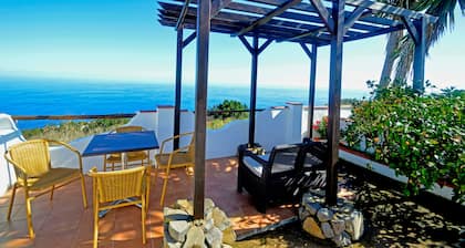 Terrasse de la Casa La Roseta avec vue sur la mer et la piscine