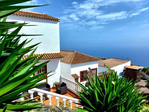 Terrasse de la Casa La Roseta avec vue sur la mer et la piscine