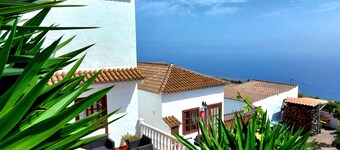 Casa La Roseta: terrace, sea views and shared pool