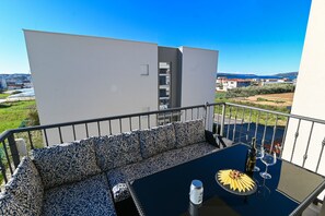 Outdoor dining - Modern holiday apartment only 6 km from Split Airport (Seget Donji)