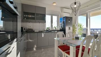 Kjøleskap, mikrobølgeovn, ovn og kokeplater