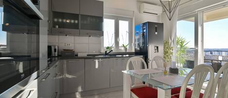 Kjøleskap, mikrobølgeovn, ovn og kokeplater