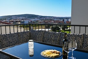 Outdoor dining - Modern holiday apartment only 6 km from Split Airport (Seget Donji)