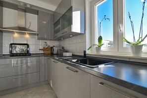 雪櫃、微波爐、焗爐、爐具