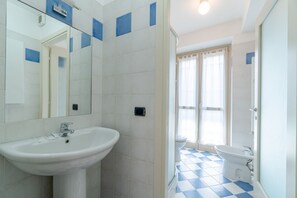 Ducha, secador de pelo y bidé