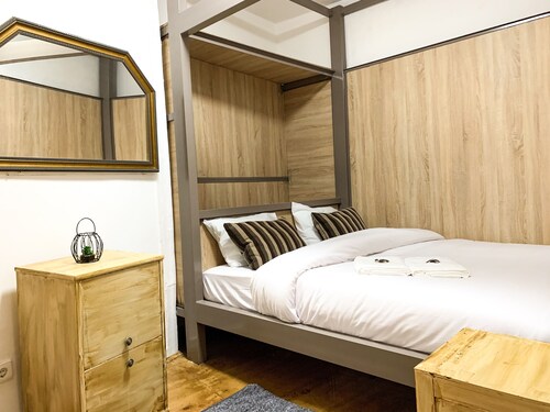 Charming Vintage 3-Bedroom Retreat in Downtown Lisbon – Sleeps 8!