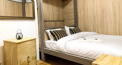 Charming Vintage 3-Bedroom Retreat in Downtown Lisbon – Sleeps 8!