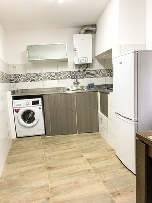 Refrigerador, microondas, parrilla de estufa y comedor 