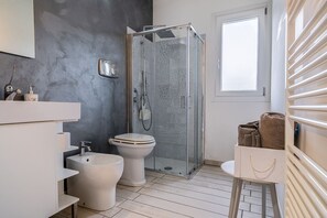 Bruser, hårtørrer, bidet, håndklæder