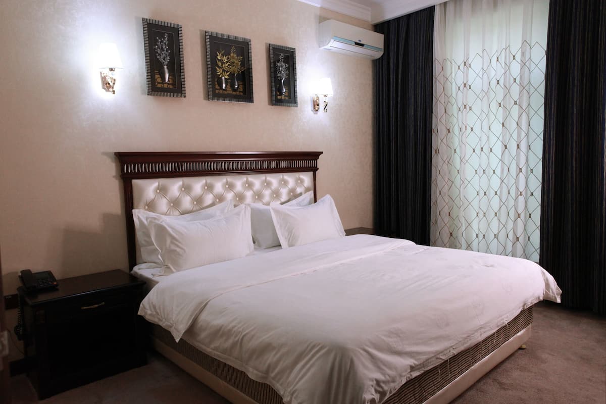 1 Schlafzimmer, Zimmersafe, Schreibtisch, schallisolierte Zimmer